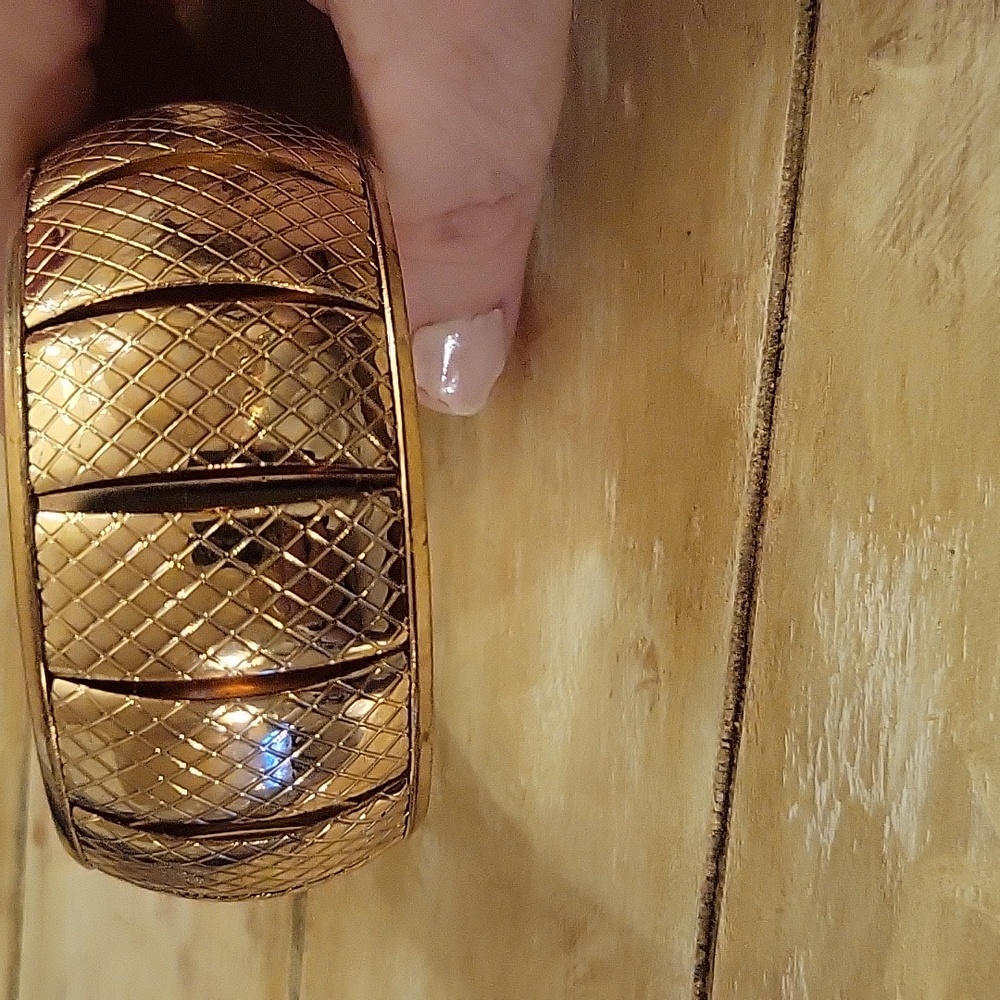 Bangle - Gold tone patterned.